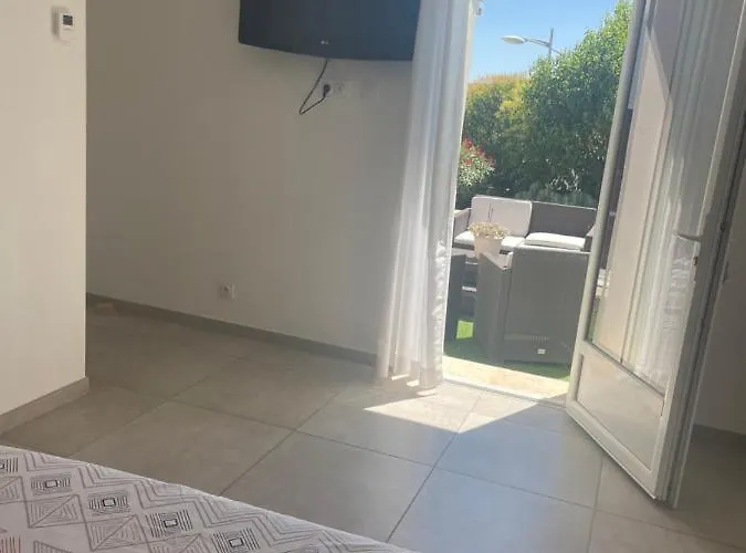 16m2 Independante Dans * Μανόσκ